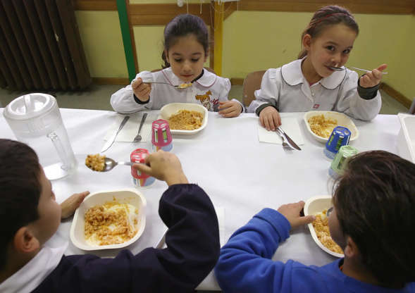 Folie 14 von 20: TO GO WITH AFP STORY BY FRANCOISE MICHEL - Young Italian kids take their lunch break at an Elementary School in Rome, 04 December 2007. Rome's school cafeterias are enjoying a nutrition revolution as tens of thousands of children sit down to healthy, eco-friendly meals under strict rules.     AFP PHOTO / ALBERTO PIZZOLI (Photo credit should read ALBERTO PIZZOLI/AFP/Getty Images)