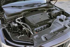 a car engine: The 3.5-liter V6 offers 290 horsepower and 267 pound-feet of torque. Steven Ewing/Roadshow