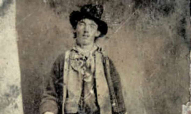Folie 2 von 31: "Billy the Kid", dessen richtiger Name Henry McCarty war, war auch unter dem Pseudonym William H. Bonney bekannt. Als eine der berüchtigtsten Figuren des amerikanischen Wilden Westens tötete McCarty acht Männer, bevor er im Alter von 21 Jahren erschossen wurde. Das Leben und die Gestalt von Billy the Kid wurden in der westlichen Populärkultur häufig dramatisiert. Abgebildet ist ein unretuschiertes Originalbild von Bonney, um 1880.