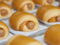Troppo carini e soprattutto gustosi, questi mini wurstel sono avvolti nella pasta sfoglia e cotti in forno a 180° per 20-30 minuti.
