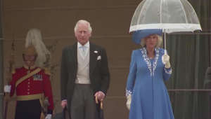 Karol z żoną Kamilą na uroczystości w ogrodach przed Pałacem Buckingham
