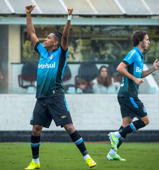 Grêmio vence na Vila, assume ponta e joga Santos para o Z4