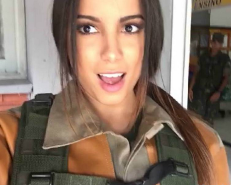 Anitta posa com roupas militares no sertão nordestino: &#39;Respeito aos soldados&#39;