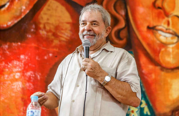 Investigação colhe dados sobre viagens de Lula.