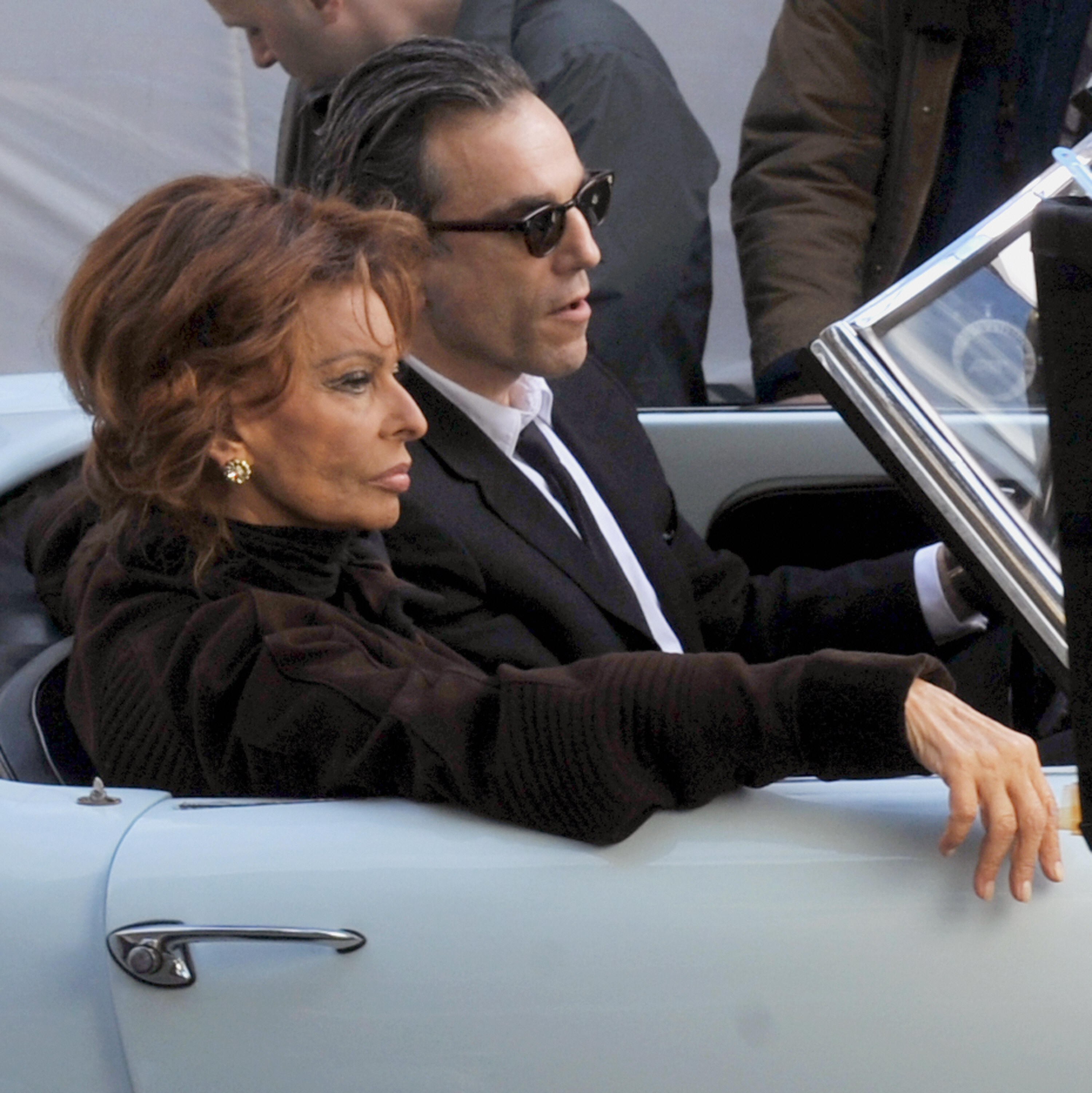 Italian actress Sophia Loren sits with English actor Daniel Day-Lewis during the shooting at Piazza del Popolo in Rome of the movie, 'Nine' a remake of Federico Fellini's film 8½ ,directed by Rob Marchall on January 25, 2009.