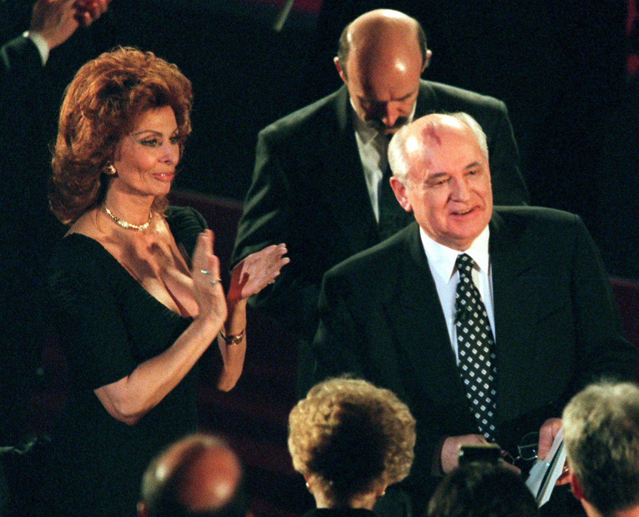 Actress Sophia Loren(L) applauds former Soviet Union President Mikhail Gorbachev(R) during Time Magazine's 75th Anniversary celebration at Radio City Music Hall 03 March in New York. More than 90 Time cover subjects attended the event to mark the first day the magazine was published in 1923. The event included a tribute by US President Bill Clinton.