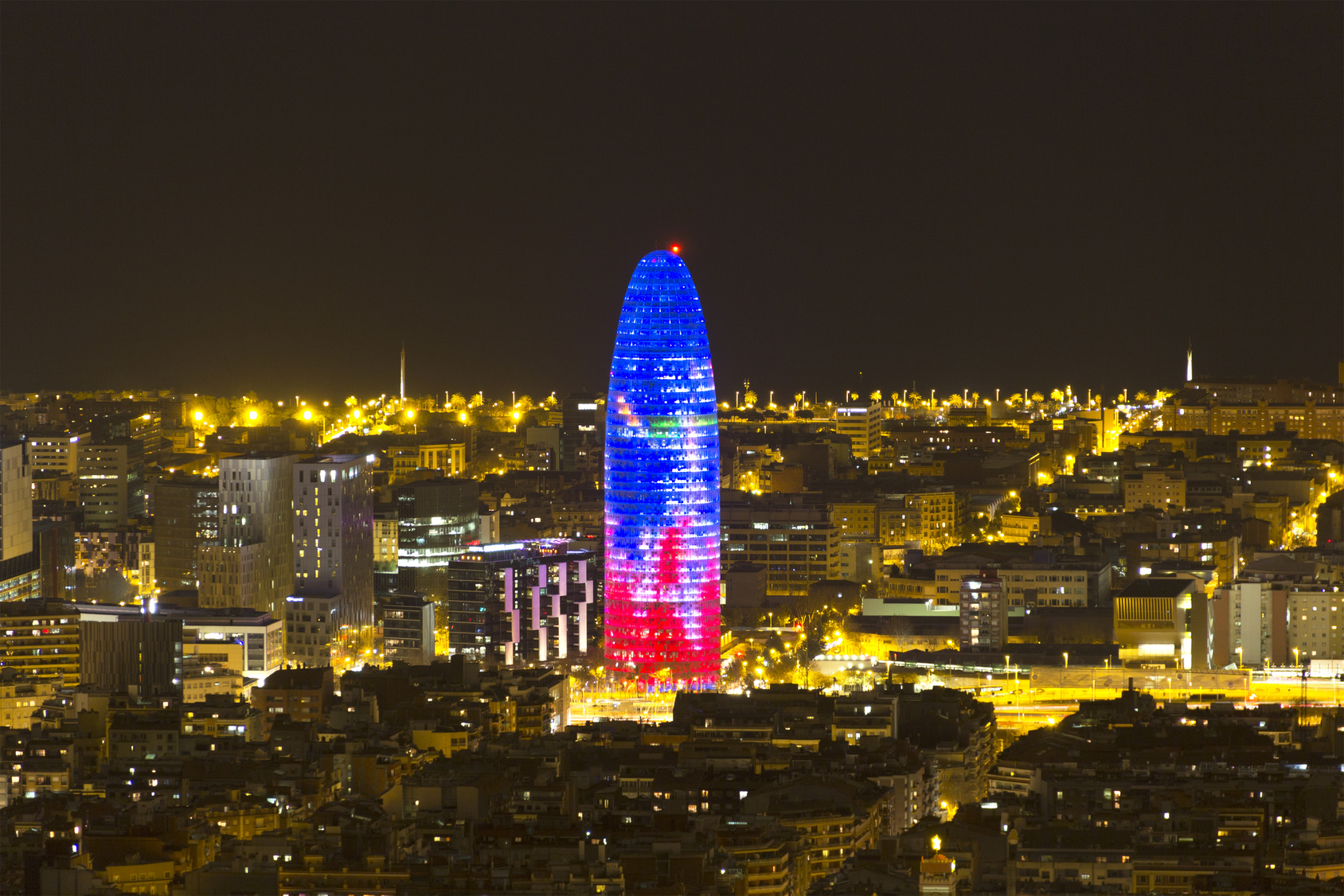 Torre Agbar (Barcelona, España, 2005)