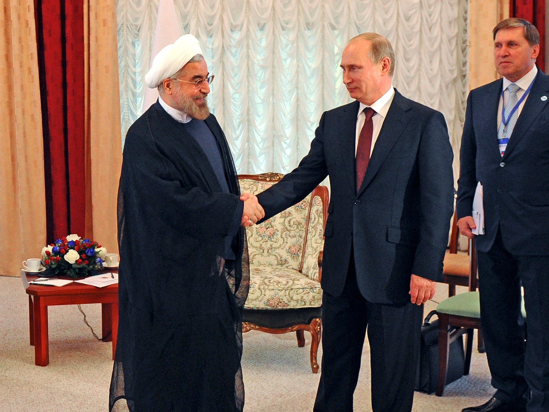 Russia's President Vladimir Putin (C) shakes hands with his Iranian counterpart Hassan Rouhani in Bishkek, Sept 13, 2013. (REUTERS/Mikhail Klimentyev/RIA Novosti/Kremlin)