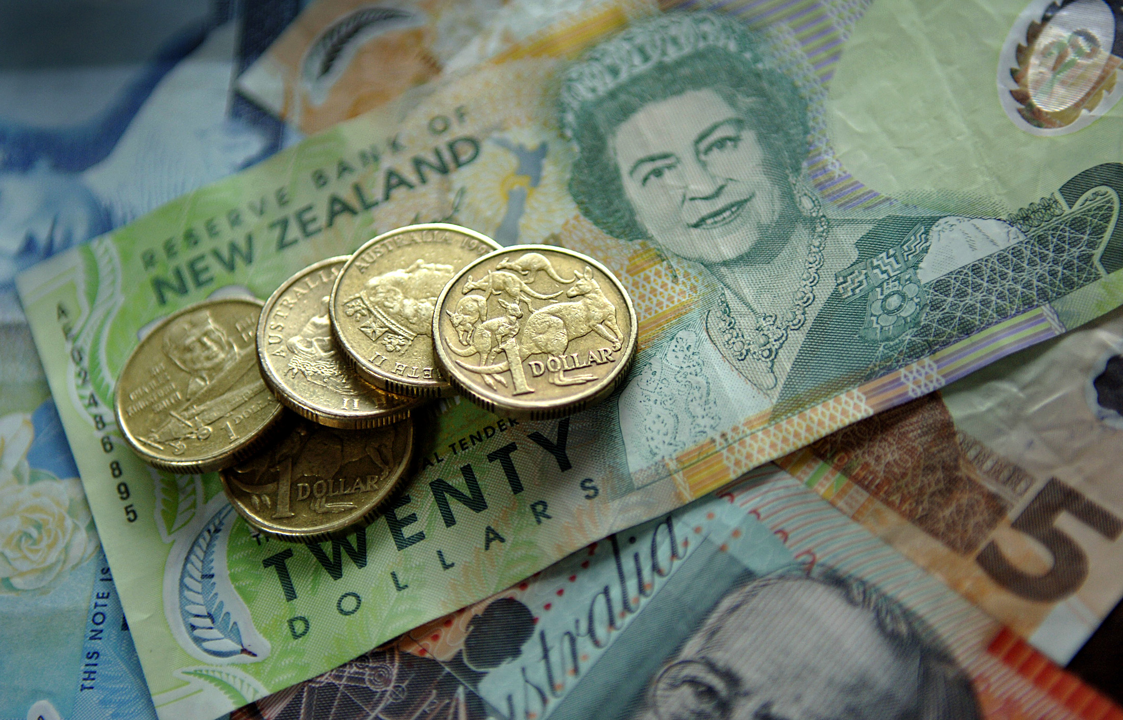 Kiwi falls weak economic outlook