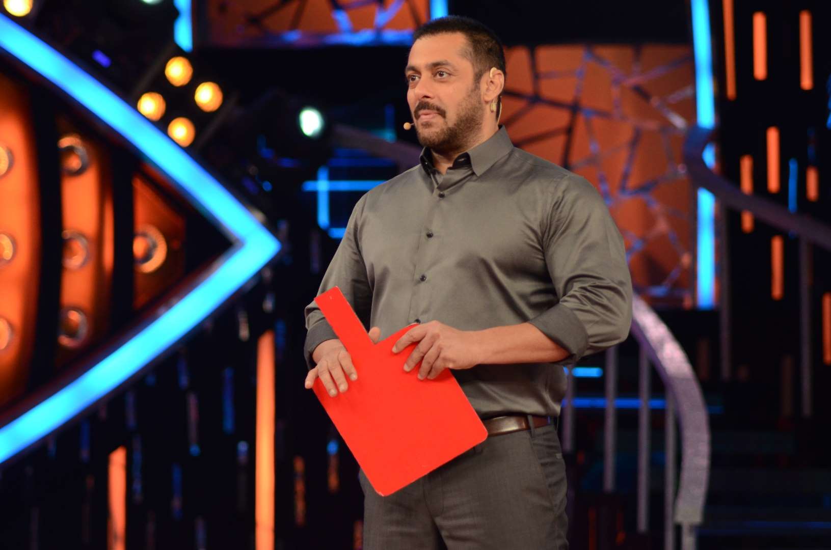 Sultry Mouni helps Salman promote