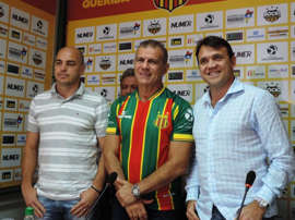 Ao lado do presidente Sérgio Frota, Petkovic (à direita) é apresentado no Sampaio Corrêa