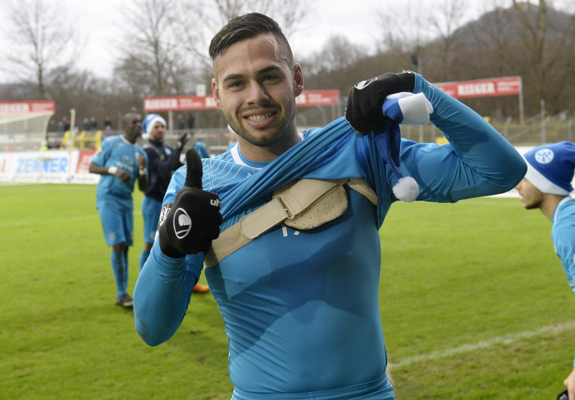 Daniel Engelbrecht, Stürmer der Stuttgarter Kickers, spielt mit Defibrillator. H...