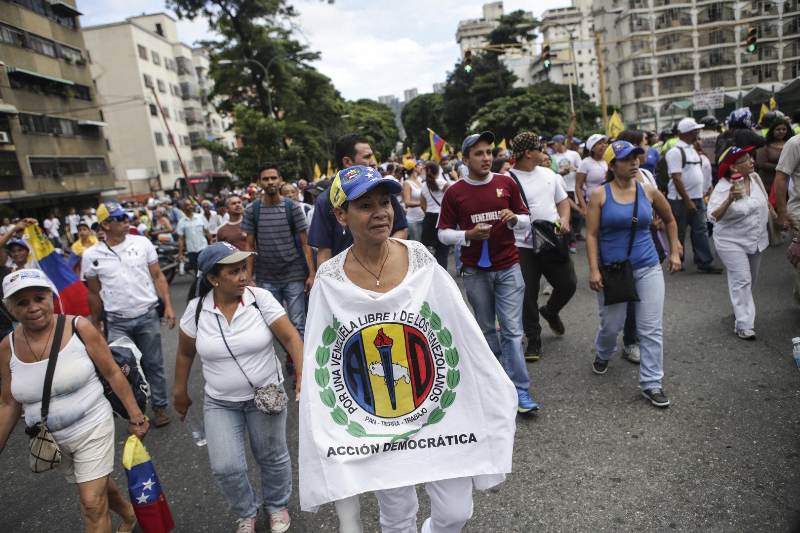 Desde que se iniciaron a principio de la mañana las dos manifestaciones de calle convocadas este jueves por las dos grandes fuerzas políticas del país, oposición y oficialismo, la evidencia más contundente en la ciudad capital ha sido el deseo de los venezolanos de solucionar en paz la crisis que atraviesa el país.