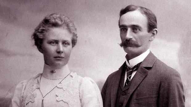 No pudo volver por no haber hecho el servicio militar y no haberse dado de baja ...