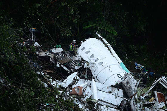 Rescuers search for survivors from the wreckage of the LAMIA airlines charter plane carrying members of the Chapecoense Real football team that crashed in the mountains of Cerro Gordo, municipality of La Union, on November 29, 2016. A charter plane carry
