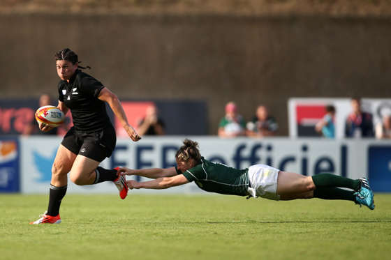 PARIS, FRANCE - AUGUST 05:  Rawinia Everitt of New Zealand evades a tackle by Alison Miller of Ireland during the IRB Women's Rugby World Cup Pool B match between New Zealand and Ireland at the French Rugby Federation headquarters on August 5, 2014 in Pa