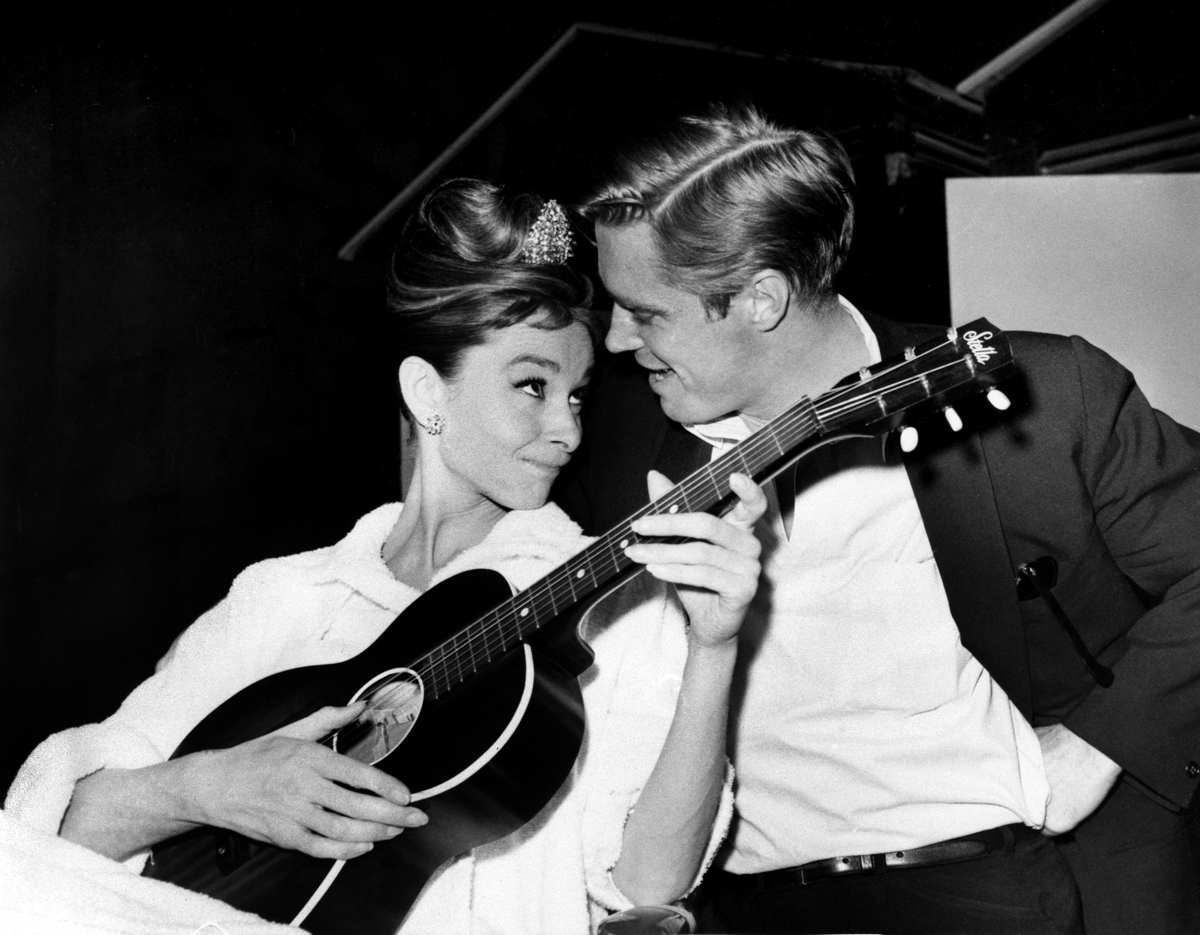 Entertainer Jerry Lewis laughs as he fields questions from the media at the Ritz-Carlton Hotel in Pasadena, Calif., Nov. 28, 1995. Lewis is starring in the nationally touring production of the Broadway musical ?Damn Yankees,? which comes to the Pasadena Civic Auditorium for eight performances starting on November 28.