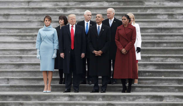 Obamas, Trumps, Bidens and Pences on the Capitol steps in Washington - Mike Segar/Reuters Slide 41 de 76: Former president Barack Obama (front, 2nd R) and President Donald Trump (front, 2nd L) pose with Michelle Obama (front R), Melania Trump (L), and (back row, L-R) Karen Pence, Vice President Mike Pence, former Vice President Joe Biden and Dr. Jill Biden f