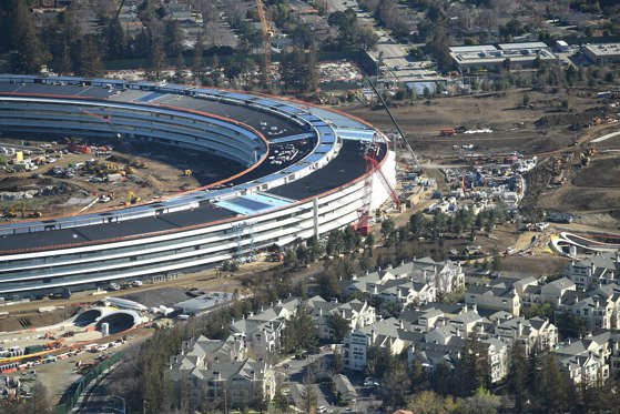 Διαφάνεια 10 από 12: The Apple Campus 2 is seen under construction in Cupertino, California in this aerial photo taken January 13, 2017. REUTERS/Noah