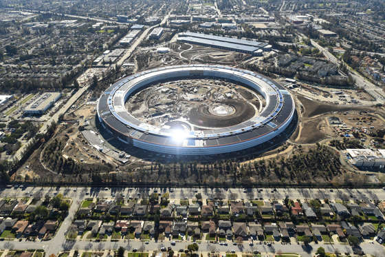 Διαφάνεια 2 από 12: The Apple Campus 2 is seen under construction in Cupertino, California in this aerial photo taken January 13, 2017. REUTERS/Noah