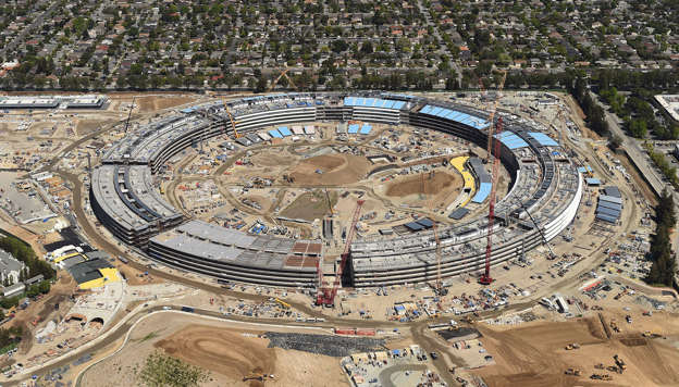 Διαφάνεια 4 από 12: The Apple Campus 2 is seen under construction in Cupertino, California in this aerial photo taken April 6, 2016. REUTERS/Noah