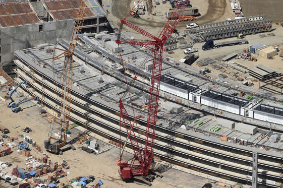 Διαφάνεια 8 από 12: The Apple Campus 2 is seen under construction in Cupertino, California in this aerial photo taken April 6, 2016. REUTERS/Noah