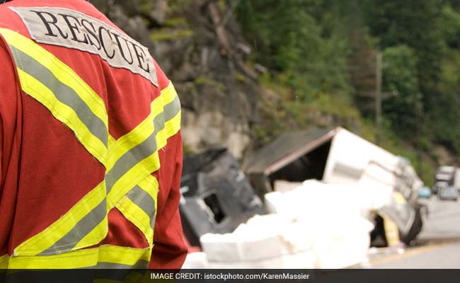killed carrying pilgrims overturns near