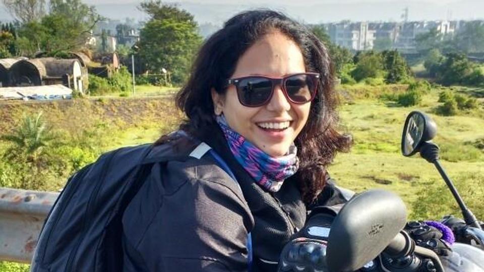 Bikerwoman crushed truck Mumbai traffic