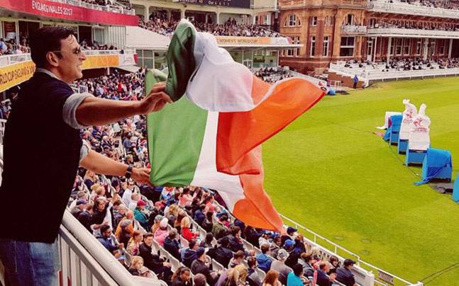 Akshay Kumar apologises World tricolour
