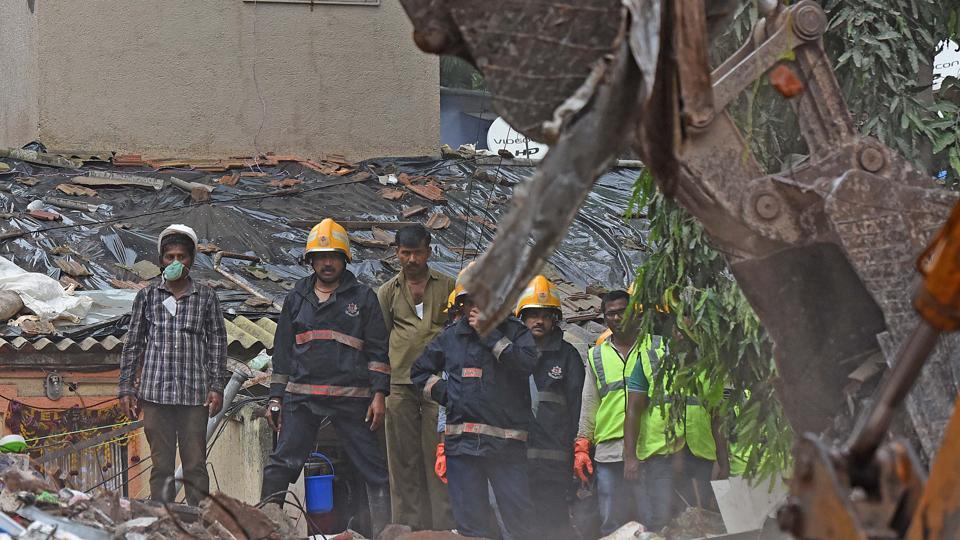 Mumbai: calls from under rubble,