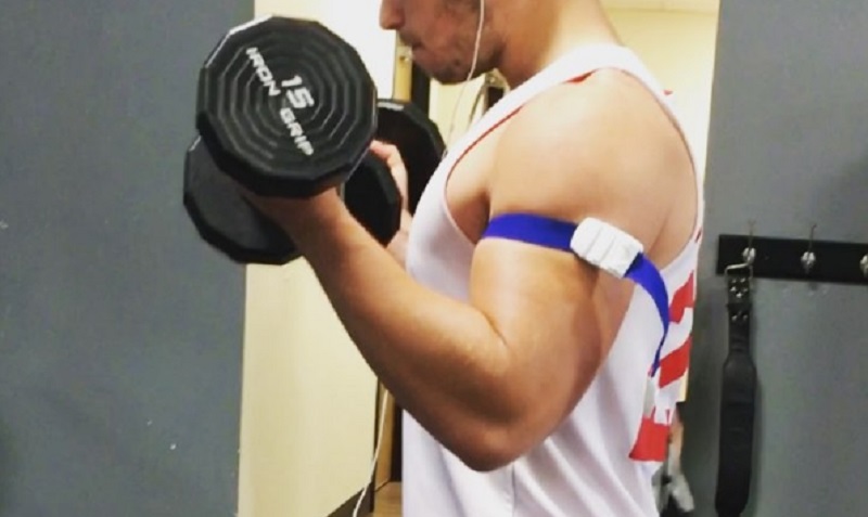 tying their arms build muscle