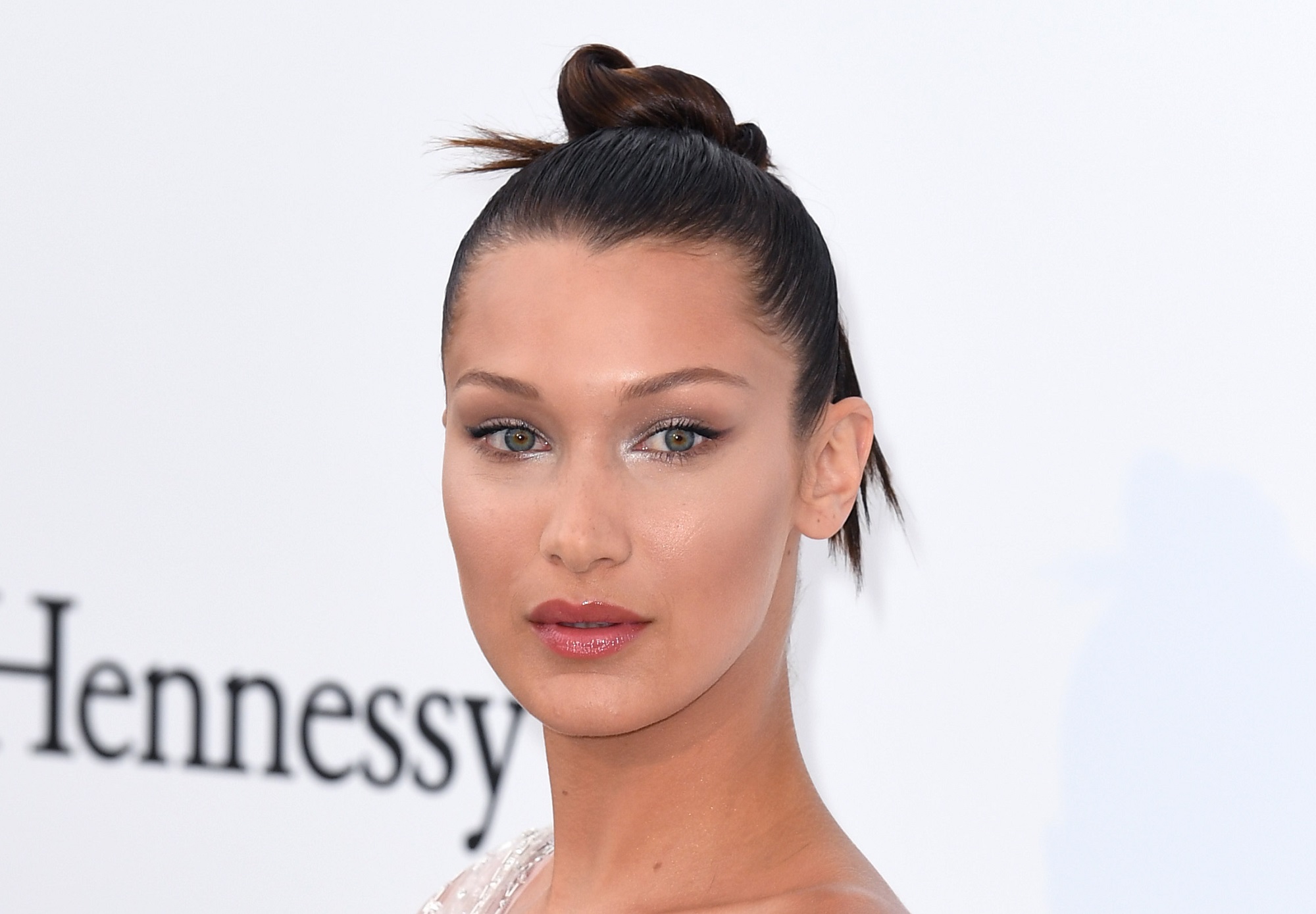 Bella Hadid rarely smiles photos