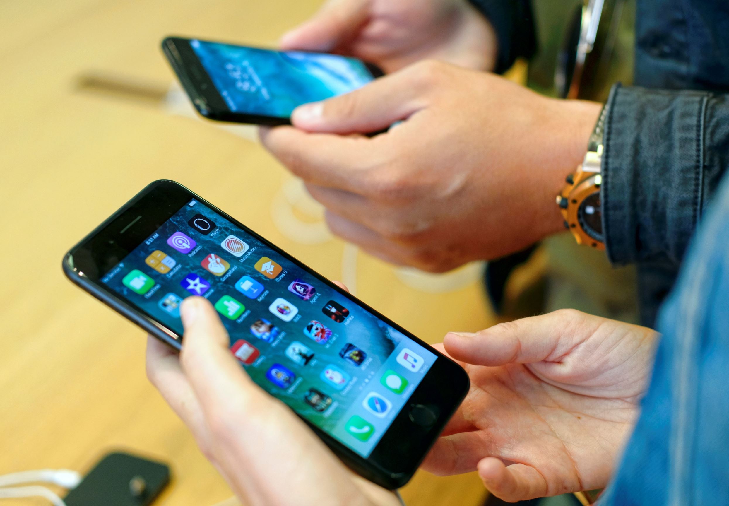 Apple cuts Iran apps from