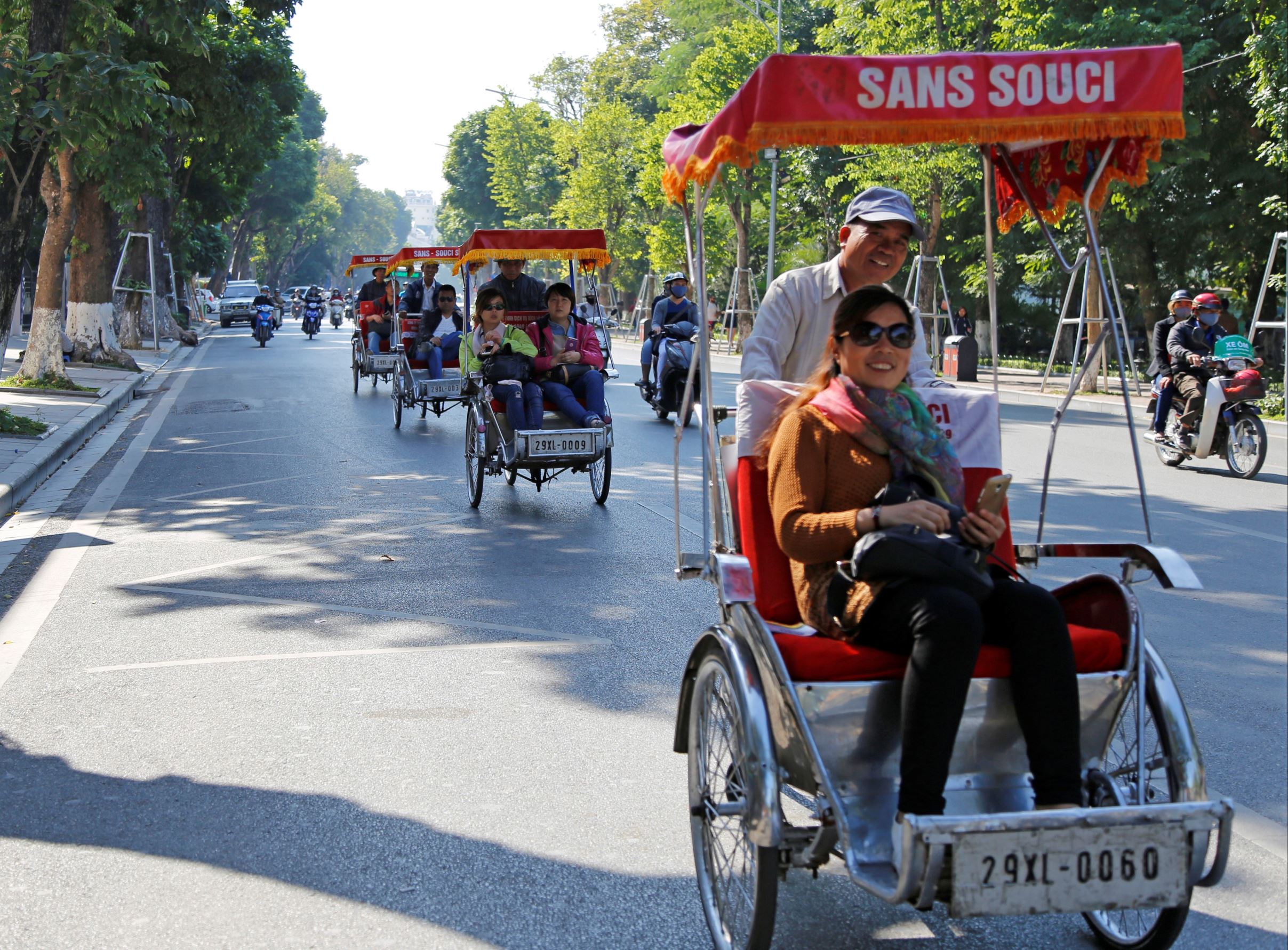 steps back, Vietnamese wonder China