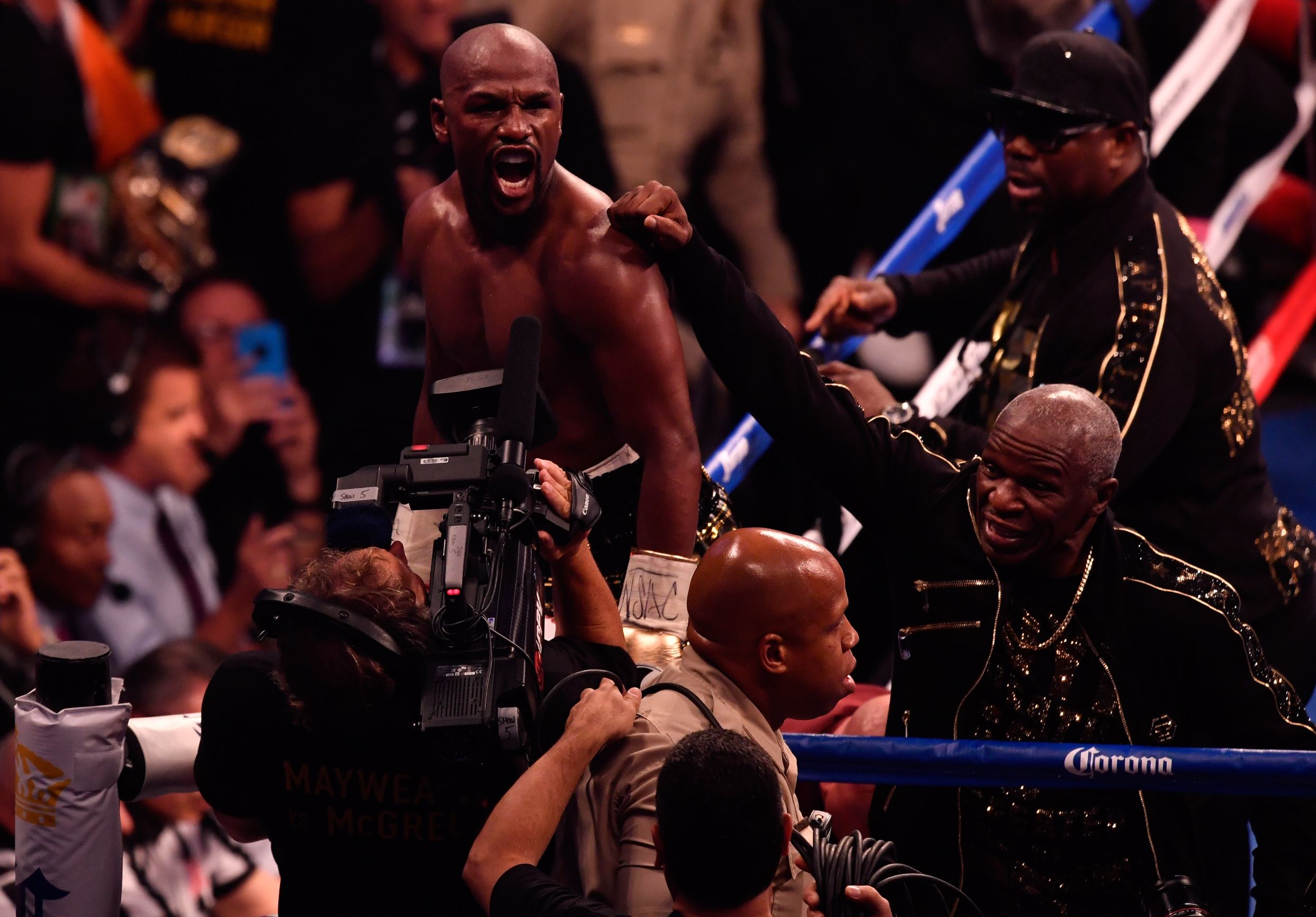 Mayweather dominates McGregor late rounds