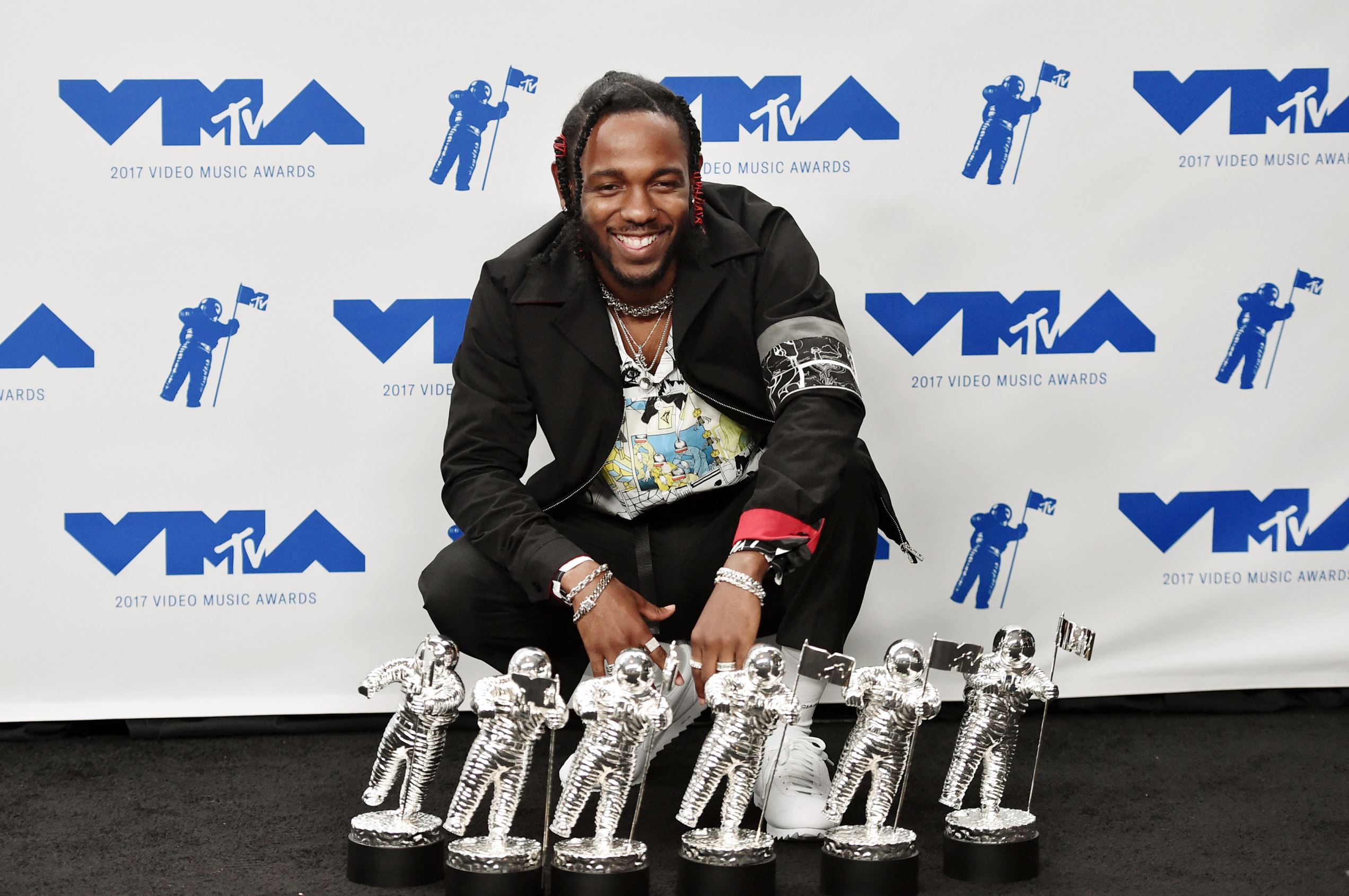 Diapositiva 2 de 28: Kendrick Lamar accepts the award for best hip hop video for "HUMBLE" during the MTV Video Music Awards on Aug. 27 in Inglewood, California.