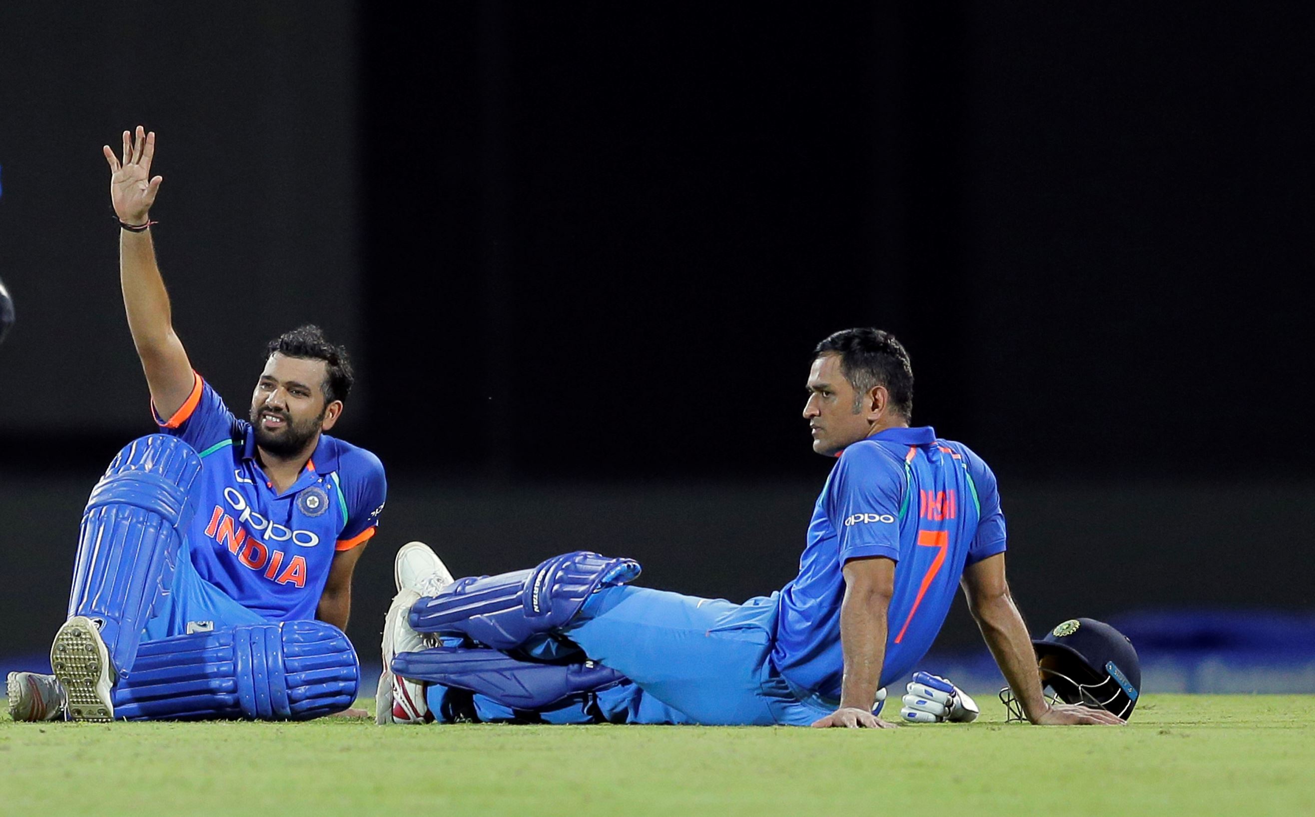 When Dhoni slept field