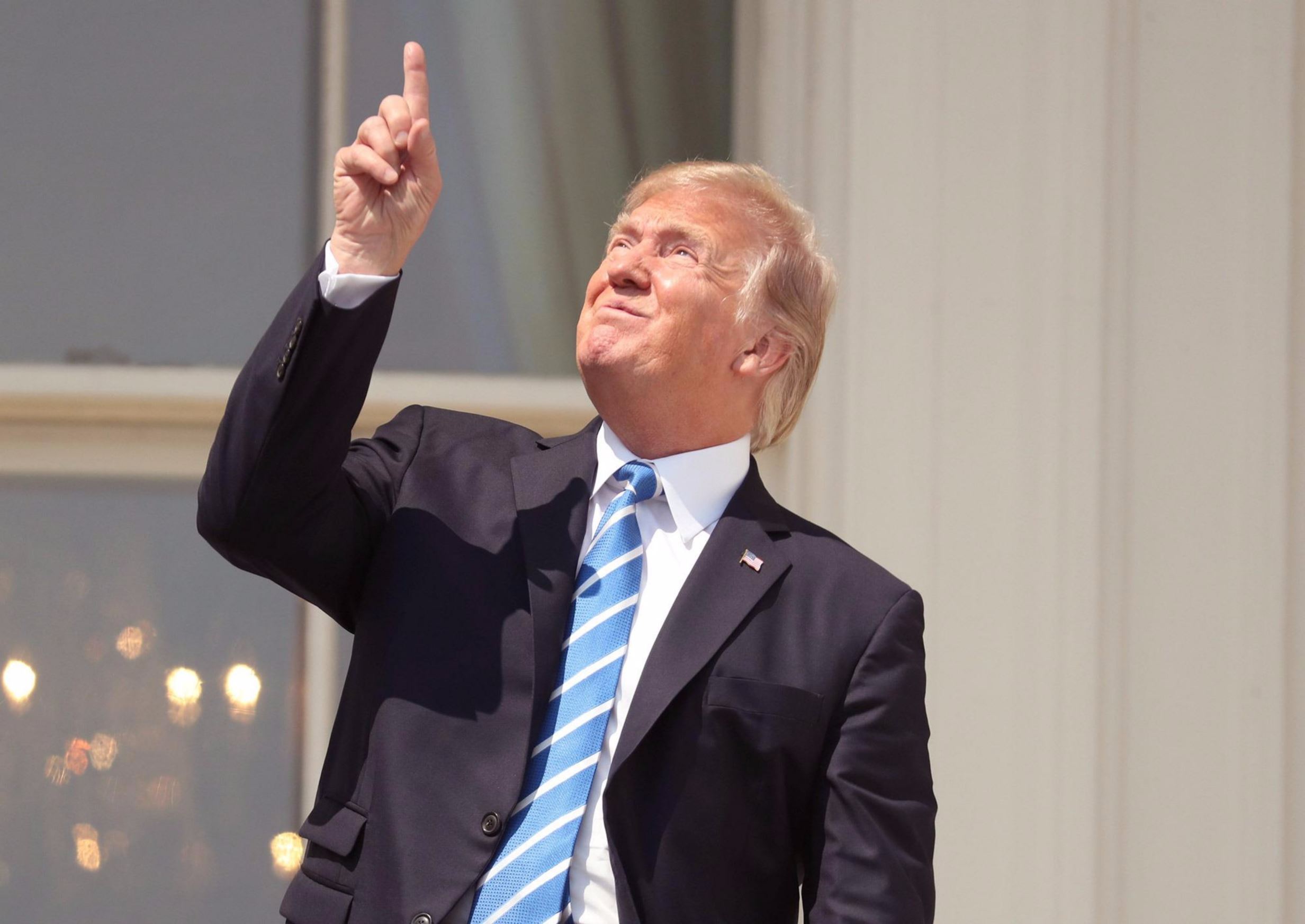 Trump sأ¥ solformأ¸rkelsen uten spesialbriller