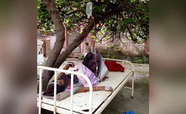 hospital, pregnant woman gets treated
