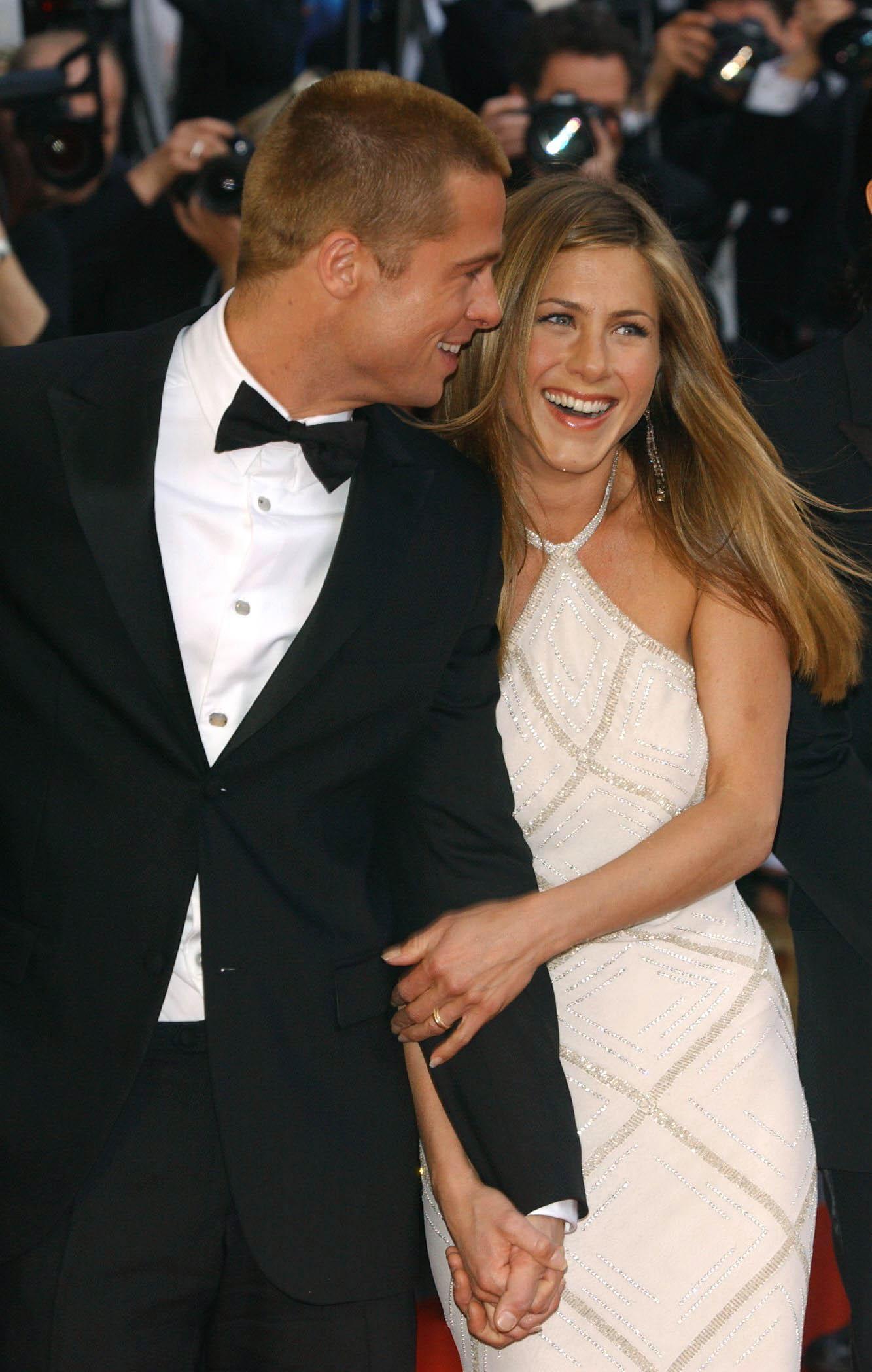 Brad apologises Jennifer cheating
