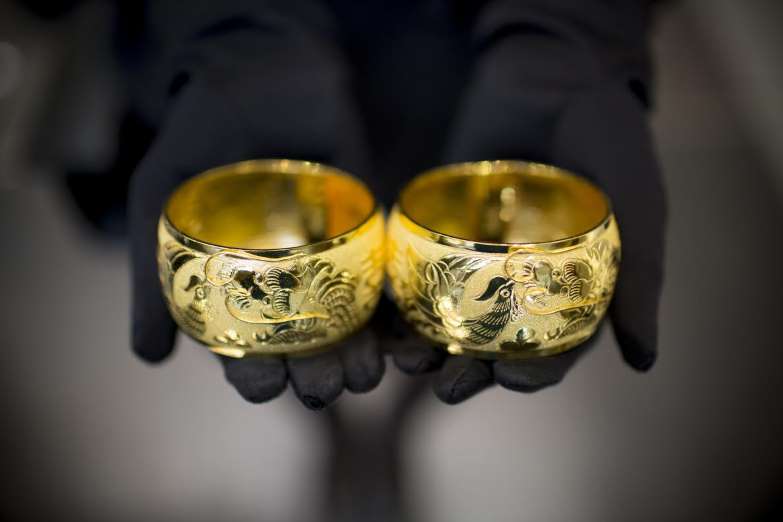 Physical gold, gold ETFs gold
