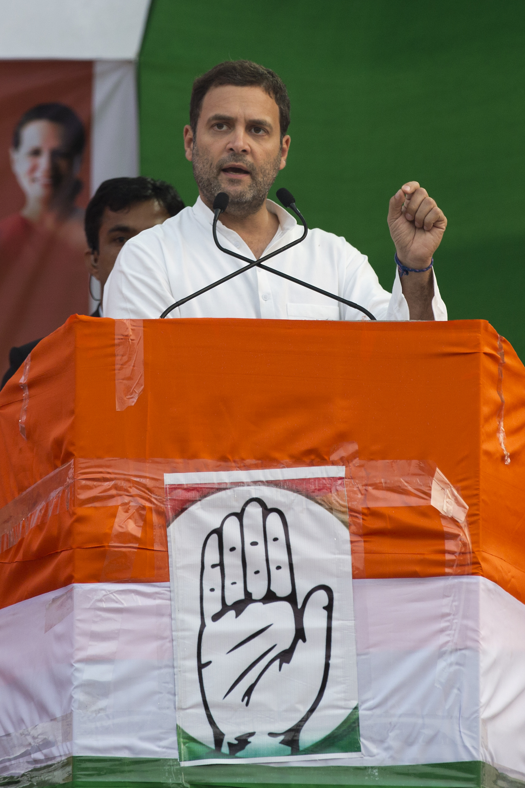 Rahul bans 'Hindu extremists'