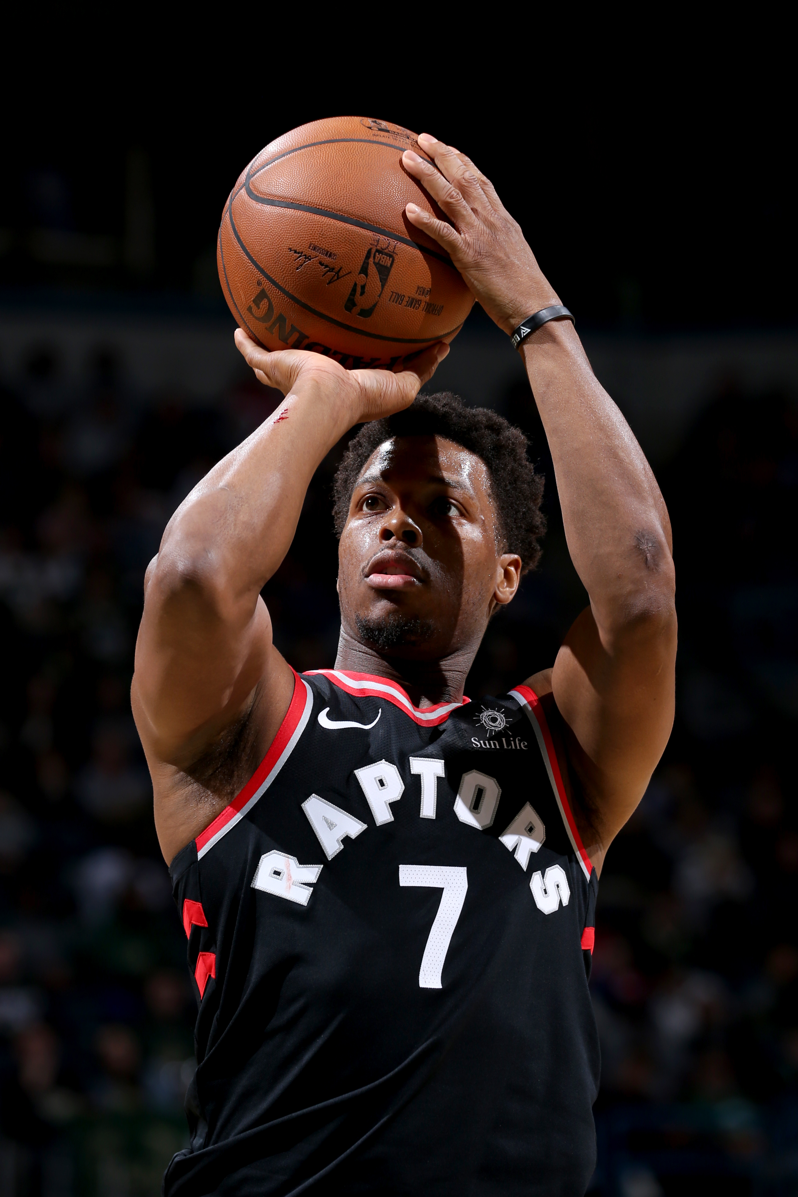 Lowry leads Raptors past Spurs