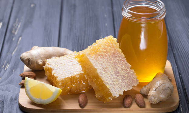 幻灯片 16 - 3: Honey in jar with honey dipper on wooden background