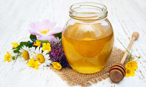 幻灯片 16 - 1: Honey and wild flowers on a wooden background
