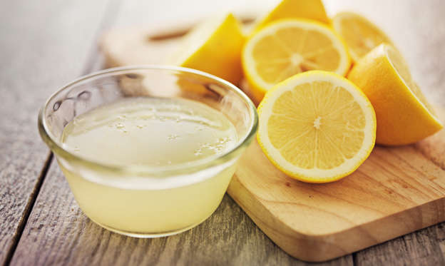 Lysbilde 1 av 18: freshly squeezed lemon juice in small bowl