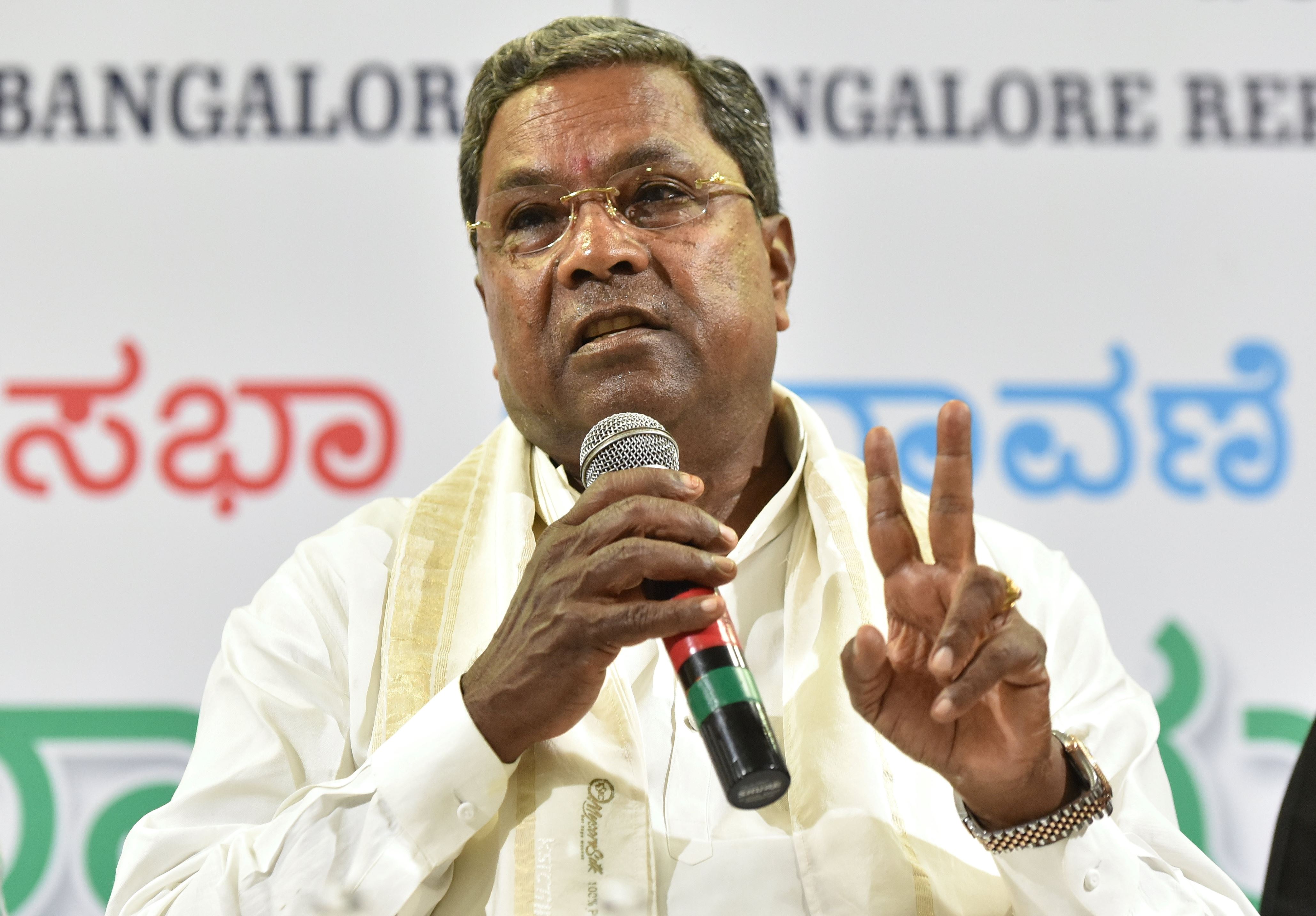Siddaramaiah meets Ghulam Nabi Azad