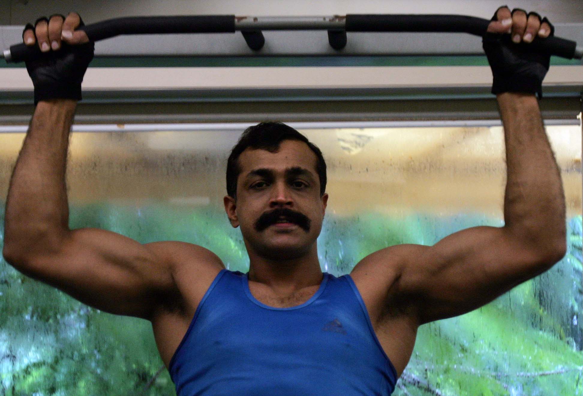 Mumbai shoots self