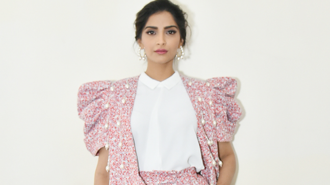 Sonam's unusual donning mangalsutra