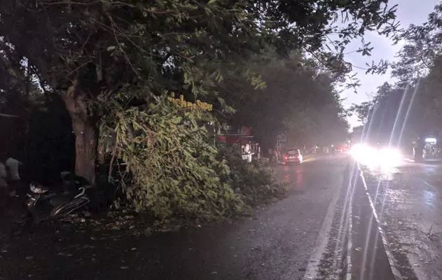 Storm hits Delhi, flights diverted